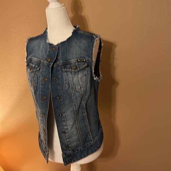 LUCKY - Picture 2 of 7